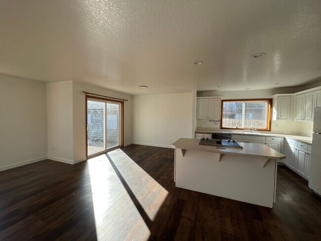 Building Photo - Amazing 3 Bd 2 Bath home in Historic Gladstone! Attached garage and Private yard! Easy access to ...