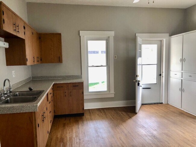 Building Photo - 548 E Pearl St