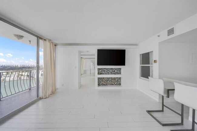 Building Photo - 7601 E Treasure Dr