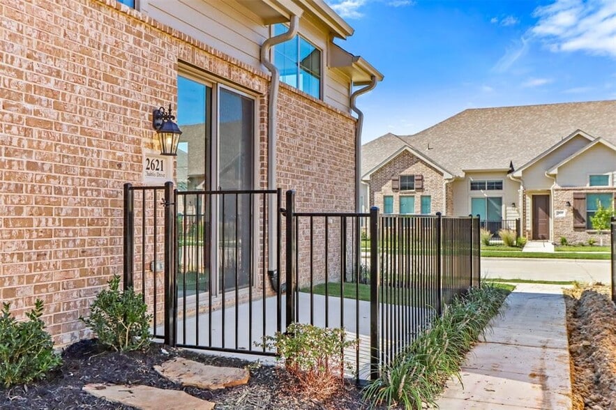 Building Photo - 2621 Chablis Dr