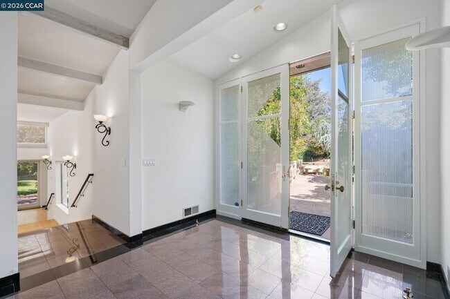 Building Photo - 660 La Casa Via