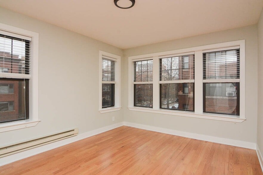 Building Photo - 4337 N Wolcott Ave