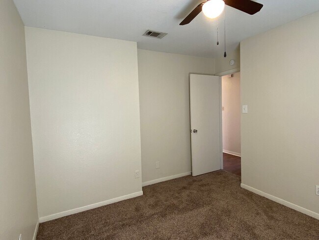 Building Photo - UPDATED 3 BEDROOM, EASY COMMUTE