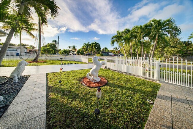 Building Photo - 300 NE 175th St