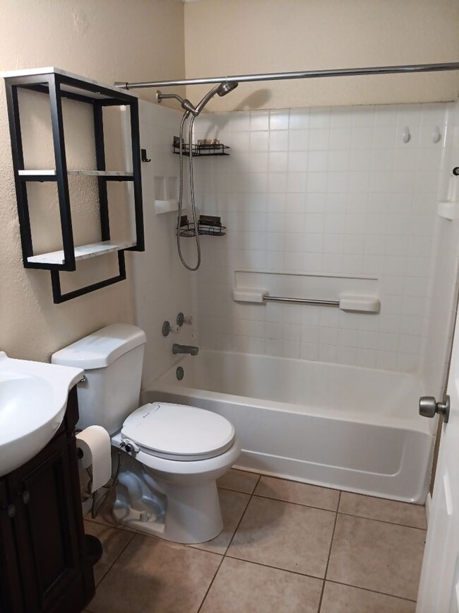 Building Photo - Beautiful 2 Bedroom 1 Bathroom Located in ...