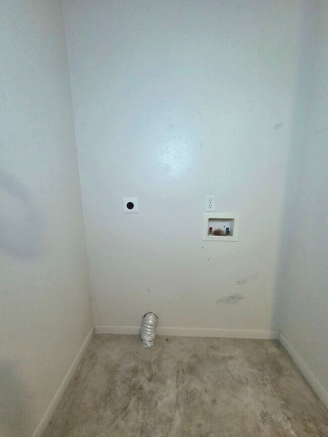 Building Photo - AVAILABLE NOW!!