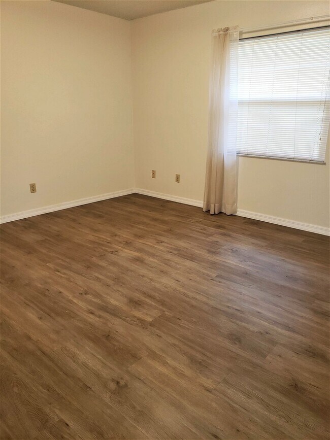 Building Photo - Adorable 2/1 - Walk to Downtown!!!!