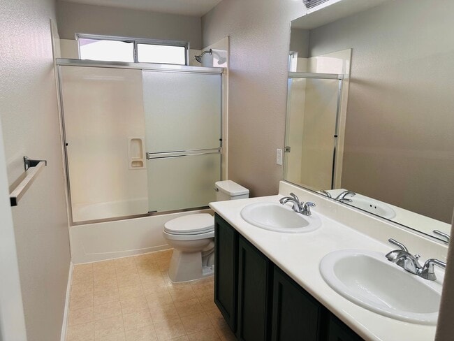 Building Photo - Full Bedroom and Bathroom Downstairs