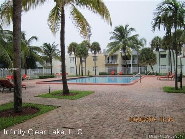 CLEAR LAKE -POOL AREA - 415 Executive Center Dr