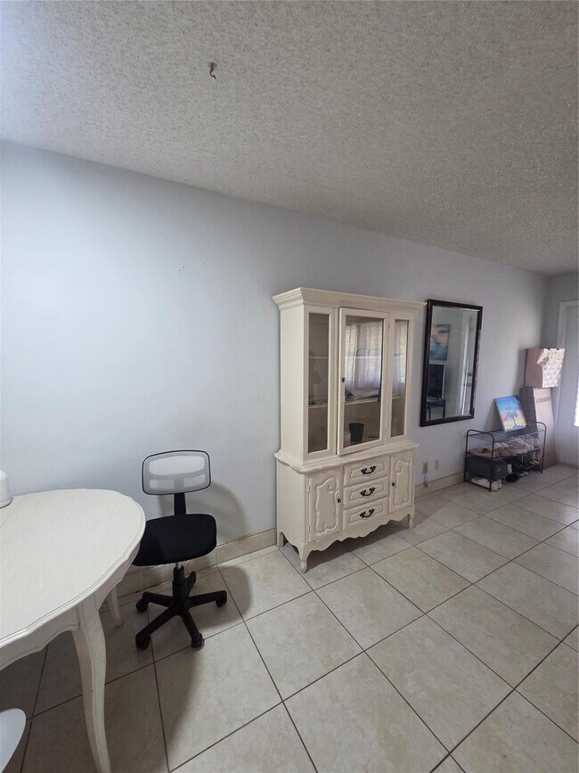 Building Photo - 2000 NE 51st Ct