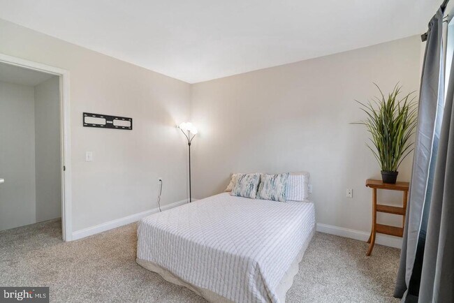 Building Photo - 5806 Shadbush Ct