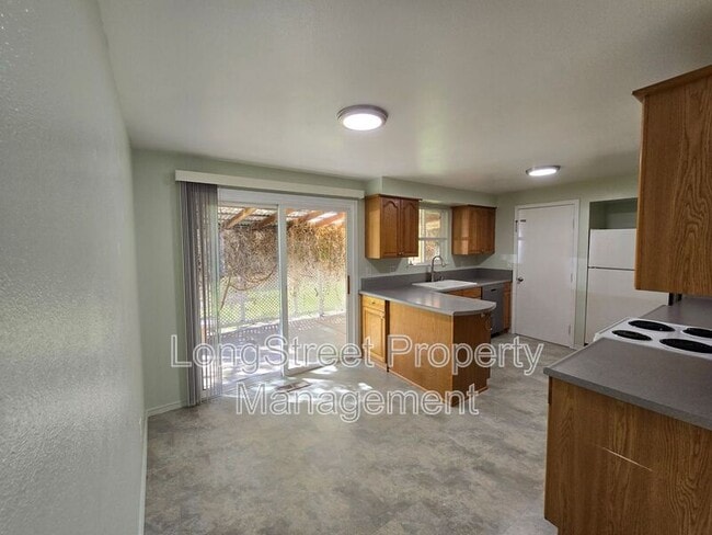 Building Photo - 3230 NE Canterbury Cir