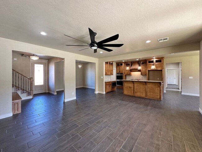 Building Photo - Rent Reduction!! 2 story, 5-bedroom 3 bath home in Wyatt Acres