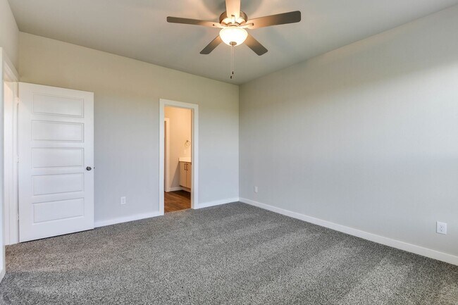 Building Photo - 653 Blackland dr