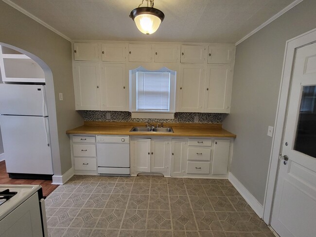 Building Photo - Cute 2 bedroom, 1 bathroom house located n...