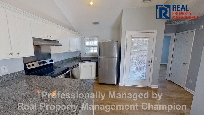 Building Photo - Immaculate 2 BD/2 BA Townhome with Open Floorplan and Split Bedrooms