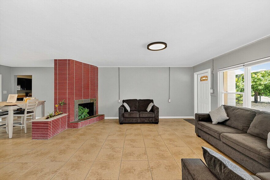 Building Photo - 324 Avenida Madera
