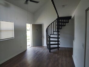Building Photo - 2122 Bradford St