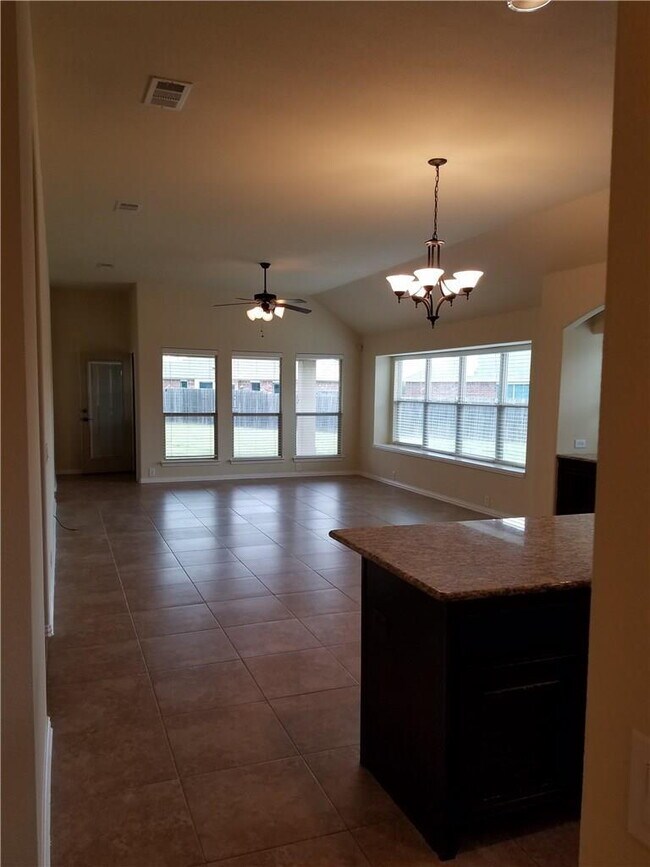 Building Photo - Stunning 3 Bedroom Home in Holland Meadows