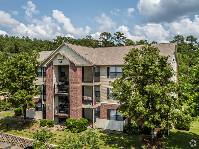 Beautifully Landscaped Grounds - Pinnacle Ridge Apartments