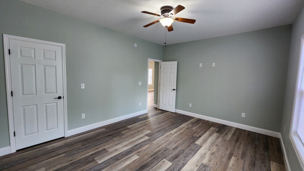 Building Photo - 829 River Cliff Dr