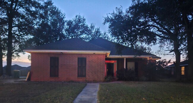 Building Photo - Stunning Executive Custom Built Home with Elite Appliances