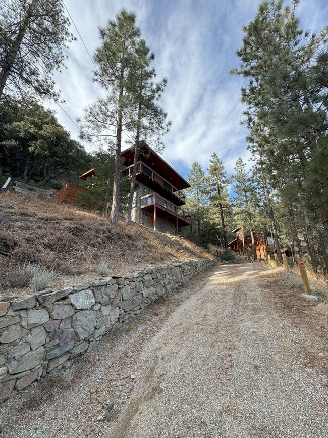 Building Photo - Unique Mountain Home!
