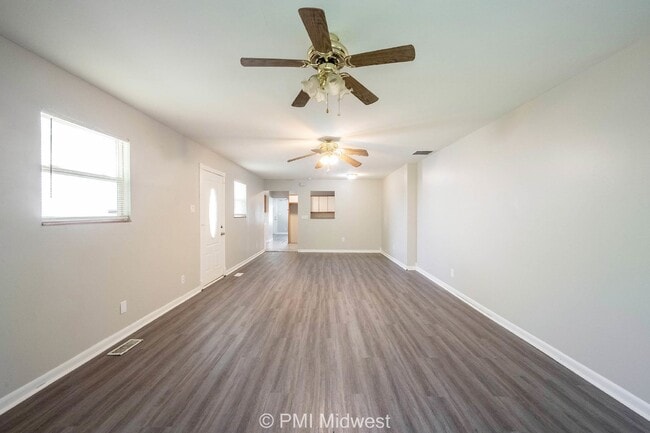 Building Photo - 3748 N Hawthorne Ln