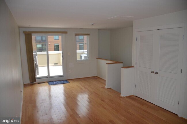 Building Photo - 708 N Henry St