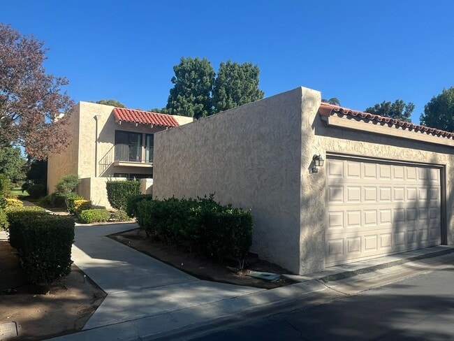 Building Photo - Spacious 3 Bedroom, 2.5 Bath Condo in a Be...