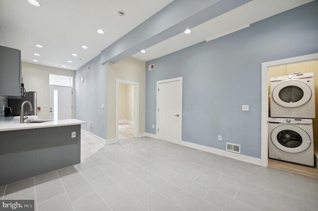 Building Photo - 2024 E Fletcher St