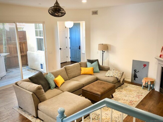 Building Photo - 517 N Cedros Ave