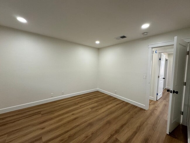 Building Photo - Beautiful 3 Bedroom 2 Bathroom Single fami...