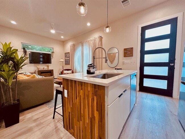 Building Photo - 4706 Sylvandale Dr