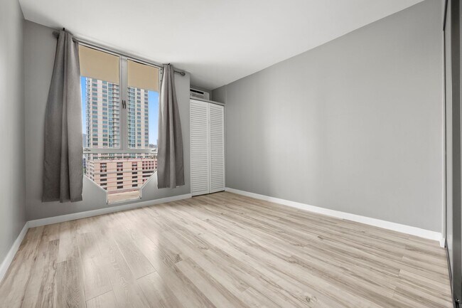 Building Photo - Beautiful 2BR/2BA Condo Close to Ala Moana & Downtown
