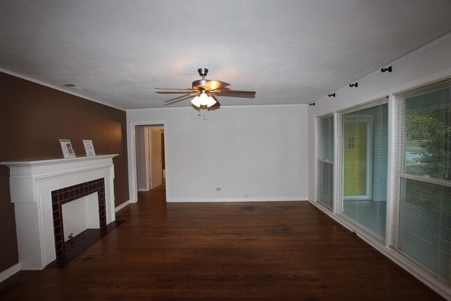 Building Photo - Available-Adorable Large 3 bedroom Home near Downtown!