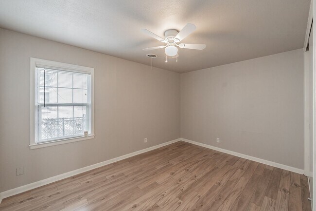 Building Photo - 3 Bedroom, 1.5 Bathroom in West Worth Village