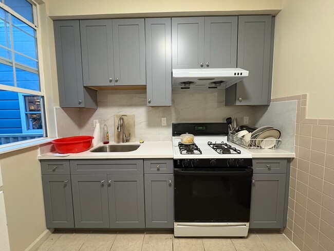 Newly installed kitchen cabinets . (Shared with 1 tenant) - 453 20th Ave