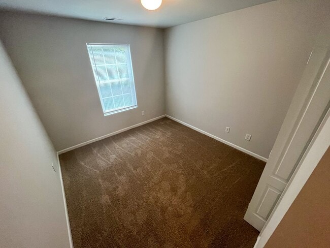 Building Photo - Beautiful 3 bedroom, 2 1/2 bathroom home i...