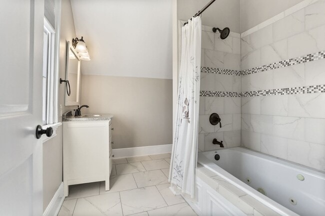 Building Photo - Gorgeous 3BD/3.5BA Uptown Home with A Large Fenced in Backyard