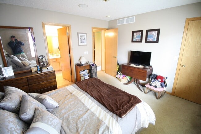 Building Photo - Beautiful 4 Bedroom/2 Bathroom Home In Shakopee-AVAILABLE 7/1