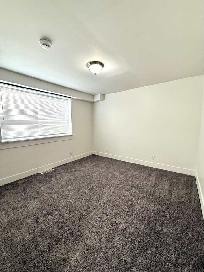 Building Photo - Stylish 2-Bed Tacoma Home