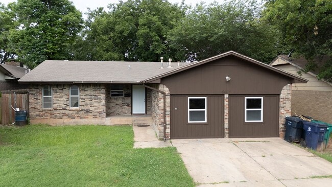 Building Photo - Cute 5 Bedroom House!