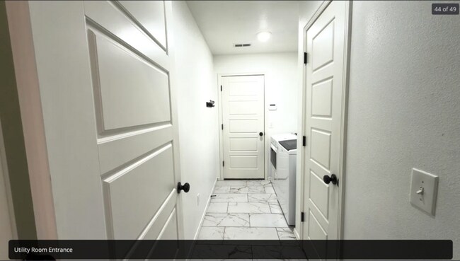 Building Photo - 18 Primrose Ln