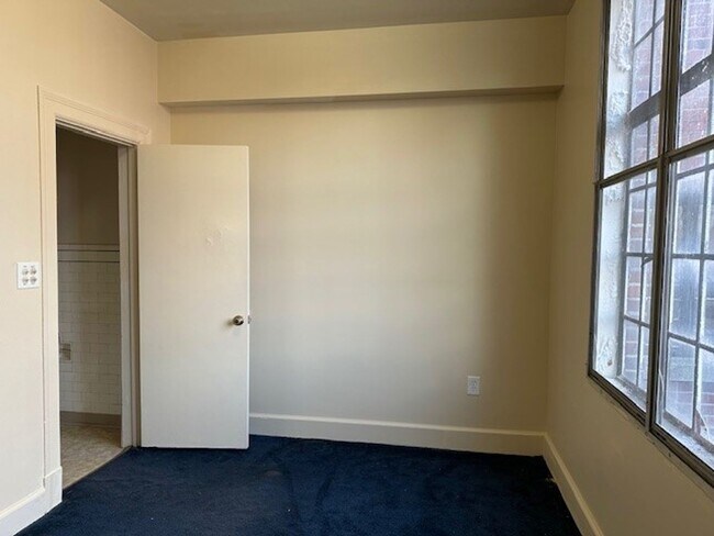 Building Photo - 213 N 2nd St