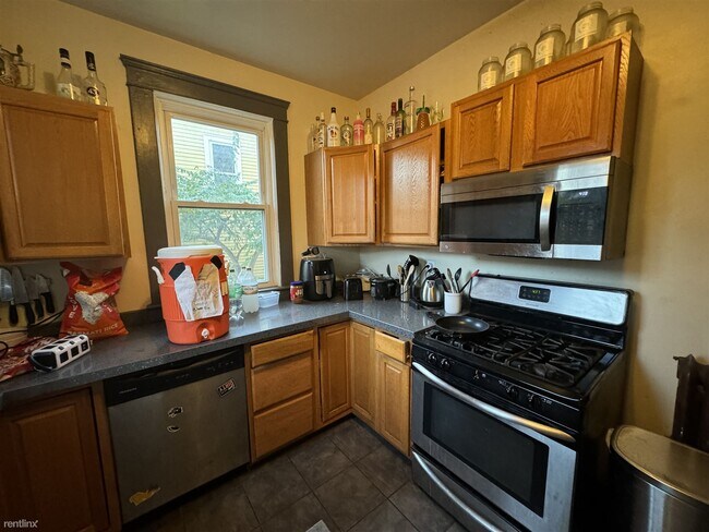 Building Photo - 8 br, 2.5 bath House - 428 Cross St