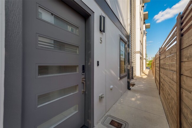 Building Photo - 1118 Galveston Ave