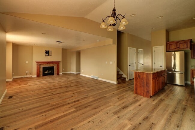 Building Photo - 5 Bedroom 3.5 Bathroom -Traverse Mountain Pet Friendly Home.