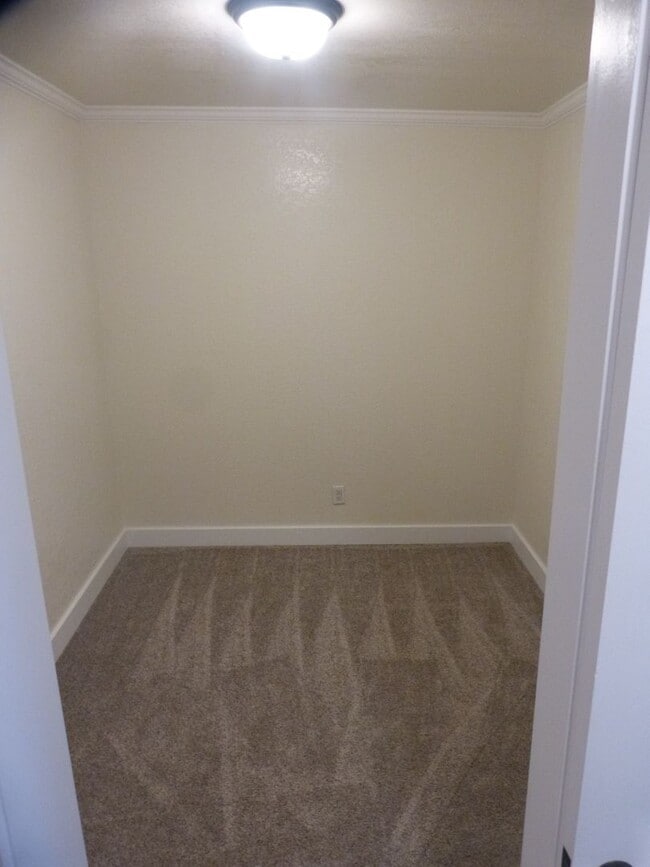 Building Photo - APPLCATION PENDING - West Side Apartment