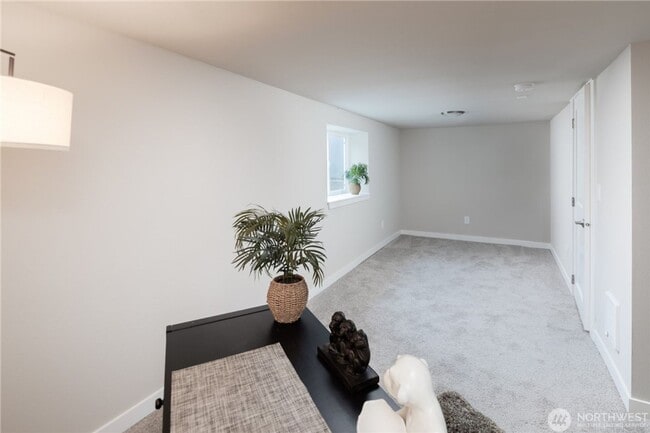 Building Photo - Roomy Updated Columbia City Home for Lease